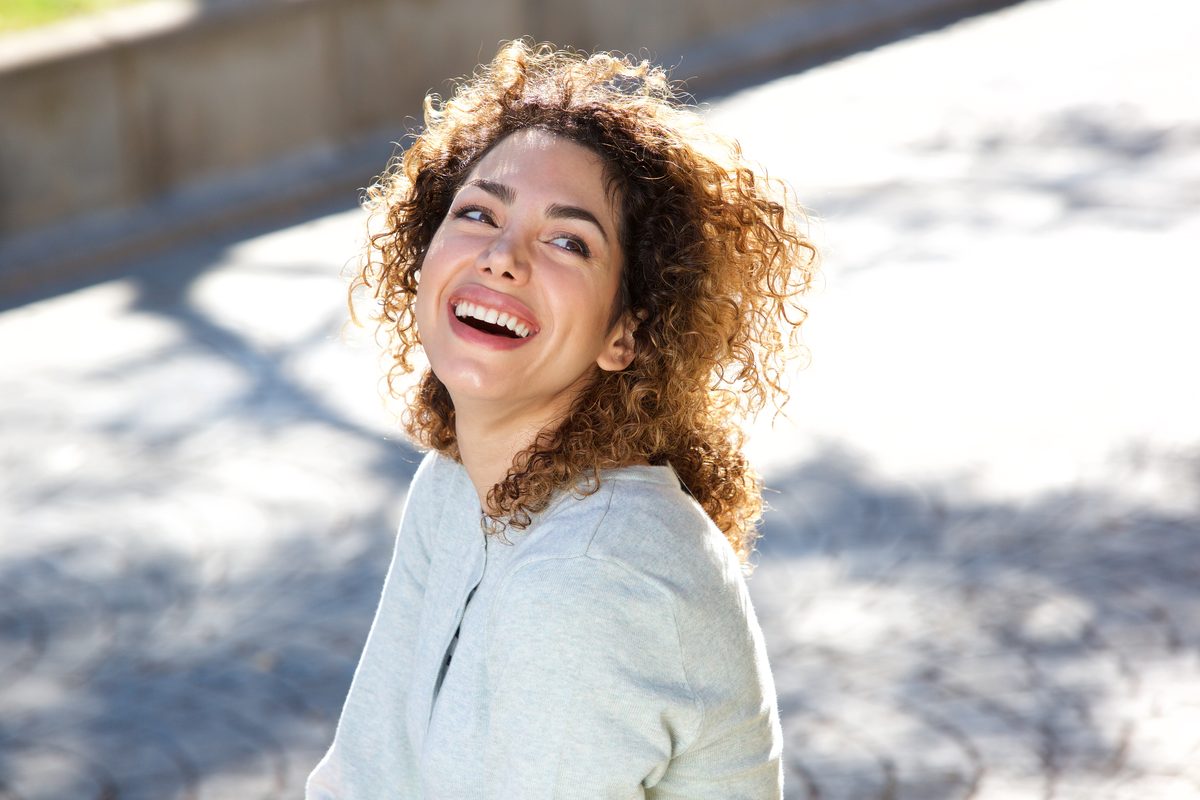 Paciente con sonrisa saludable
